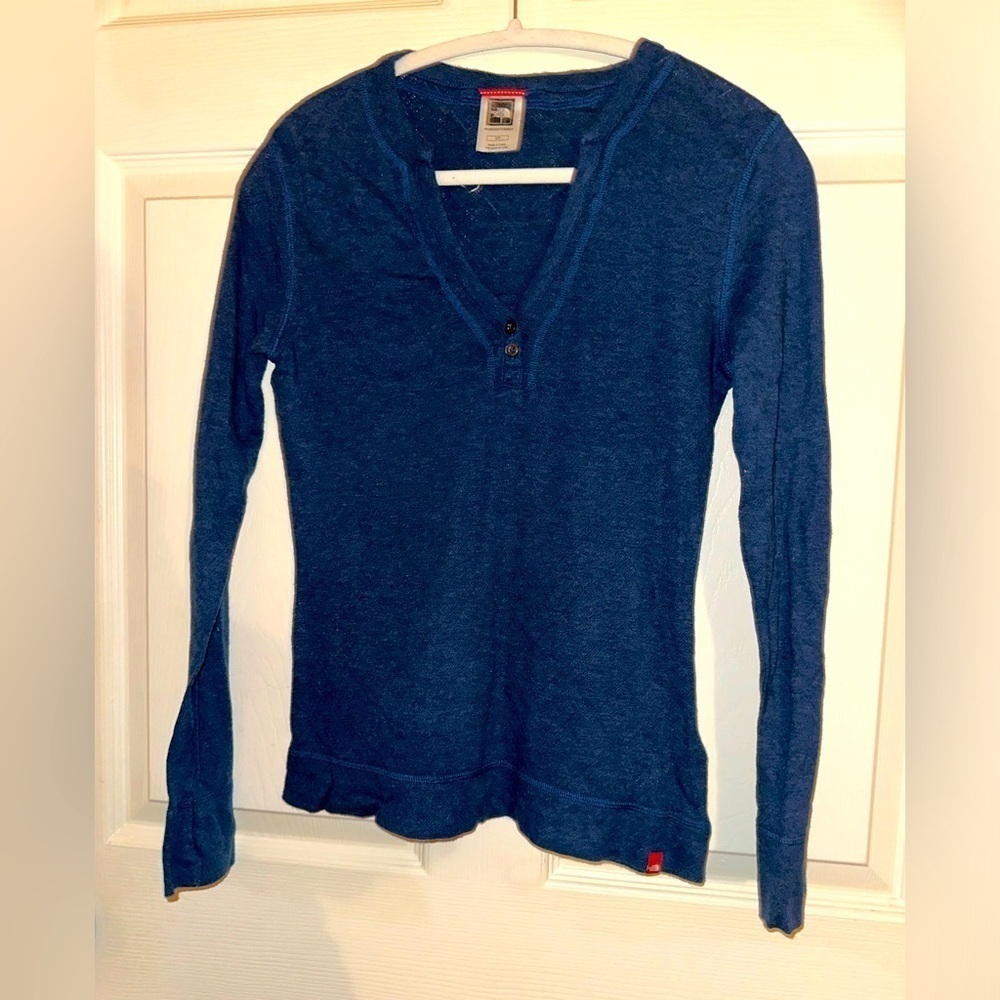The North Face women’s blue v neck long sleeve shirt S outdoor hiking athleisure